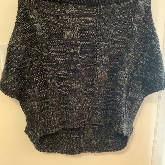 Cute poncho sweater - Picture 3 of 5